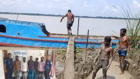 পায়রা নদী পাড়ের মাটি কাটায় ট্রলারসহ ৫ শ্রমিক গ্রেপ্তার