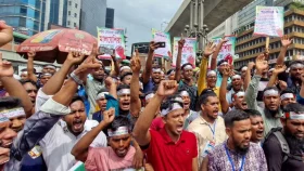 কারওয়ান বাজারে সড়ক অবরোধ করে বিক্ষোভ&nbsp;