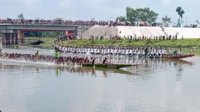 ঘাঘট নদীতে নৌকাবাইচে মেতেছে গাইবান্ধাবাসী