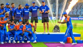 মহসিন নাকভির হাত থেকে ট্রফি না নিয়ে ভারতের অদ্ভুত উদযাপন