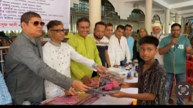 বারদীতে হিন্দু সম্প্রদায়ের মাঝে শাড়ি-লুঙ্গি বিতরণ