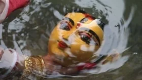 প্রতিমা বিসর্জনে পতেঙ্গা সমুদ্র সৈকতে মানুষের ঢল