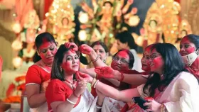 দশমীতে উমার বিদায়কালে সিঁদুর খেলা কেন হয়