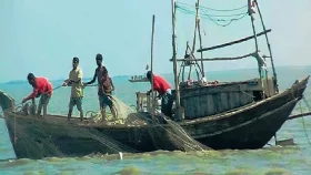 মাছ ধরা বন্ধ, খাদ্য সহায়তায় অসন্তোষ পটুয়াখালীর জেলেরা