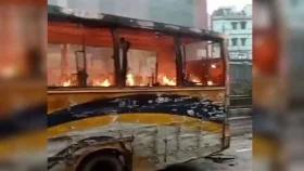 চাঁদা না পেয়ে রাজধানীতে গুলি ছুড়ে বাসে আগুন