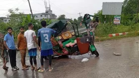 গাজীপুরে ট্রাকচাপায় অটোরিকশা দুমড়ে-মুচড়ে, দুইজন নিহত