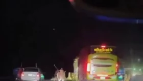 সিরাজগঞ্জে চলন্ত প্রাইভেটকার থামিয়ে ডাকাতি, ভিডিও ভাইরাল