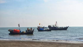 কুয়াকাটায় ৭ দিনেও খোঁজ মেলেনি ৫ জেলের, অপেক্ষায় স্বজনরা