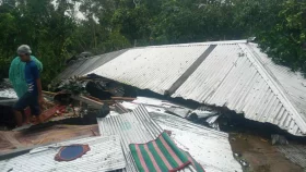 হঠাৎ ঝড়ে লণ্ডভণ্ড লালমনিরহাটের কয়েকটি গ্রাম, আহত ৩