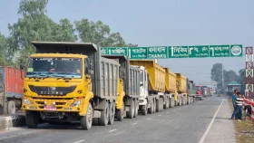 টানা ৮ দিন বন্ধের পর বাংলাবান্ধা স্থলবন্দরের বাণিজ্য শুরু