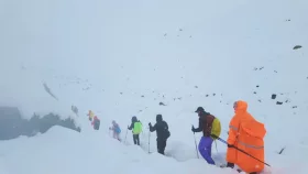 এভারেস্টে তুষারঝড়ে আটকে পড়েছে হাজারও পর্যটক