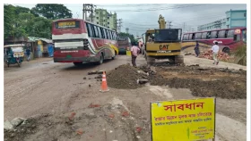 উপদেষ্টার আগমনে তড়িঘড়ি করে চলছে সড়ক মেরামত