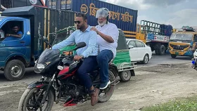 যানজটে আটকে মোটরসাইকেলে রওনা সড়ক উপদেষ্টার