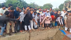 নারায়ণগঞ্জে জলাবদ্ধতা নিরসনে যুবদল নেতার উদ্যোগ