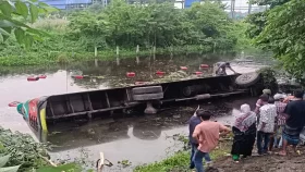 নারায়ণগঞ্জে বাস খাদে পড়ে নারী-শিশুসহ আহত ১০