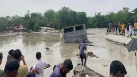 দুই দিনে মেরামত হয়নি দাকোপে ভেঙে পড়া ওয়াপদা বেড়িবাঁধ