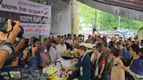 মনজুরুল ইসলামের মরদেহে শেষ শ্রদ্ধা জানালেন শহিদুল আলম