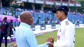 &lsquo;আমাদের বোলারদের এত মার দিও না&rsquo; জয়সওয়ালকে অনুরোধ ব্রায়ান লারার