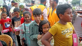 চট্টগ্রামে টাইফয়েডের টিকা পেল পথশিশুরা