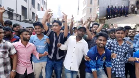 ৯ দাবিতে গাজীপুরে ফাইবার্স কারখানা শ্রমিকদের বিক্ষোভ