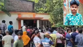স্টিলের বাক্স থেকে ভ্যানচালকের মরদেহ উদ্ধার