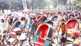 ডিএসসিসি ভবনের সামনে অটোরিকশা চালকদের বিক্ষোভ