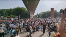 ব্যারিকেড ভেঙে শিক্ষকদের শাহবাগ মোড় অবরোধ, যান চলাচল বন্ধ
