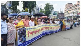 খুলনায় তিন দফা দাবিতে এমপিওভুক্ত শিক্ষকদের মানববন্ধন