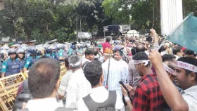 শিক্ষকদের শাহবাগ যাত্রা আটকে দিলো পুলিশ