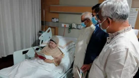 খালেদা জিয়াকে আমন্ত্রণপত্র পৌঁছে দিলেন ঐকমত্য কমিশনের সদস্যরা