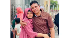 ১৭ বছর পর বাবার সাথে মেয়ের ঐতিহাসিক দেখা