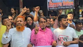 চেয়ারম্যানের অপসারণ দাবিতে দুপু&zwnj;রে বিক্ষোভ, বিকেলে মেম্বারদের অনাস্থা