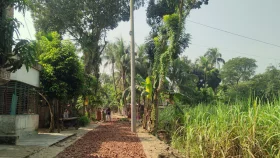 রাস্তার মাঝে বিদ্যুতের খুঁটি ও টানার তার রেখেই চলছে সংস্কার