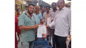 পাইকগাছায় বিএনপির ৩১ দফা কর্মসূচির লিফলেট বিতরণ
