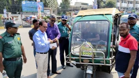 খুলনায় অবৈধ ইজিবাইকের বিরুদ্ধে অভিযান শুরু