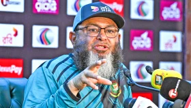 কুম্বলের ১০ উইকেটের পিচ ছিল মিরপুরের চেয়েও বাজে, দাবি মুশতাকের