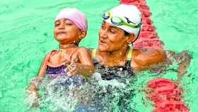 নীল জলে মা-মেয়ের উদযাপন