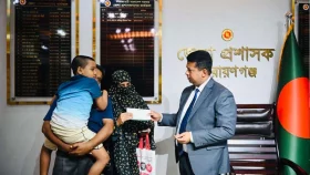অসহায় মানুষের জীবনে আলো ছড়াচ্ছেন নারায়ণগঞ্জ ডিসি