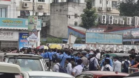 ফার্মগেটে সড়ক অবরোধ, যান চলাচল বন্ধ
