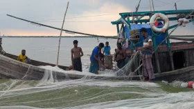 রাত ১২টায় নিষেধাজ্ঞা শেষ, সাগরে নামার অপেক্ষায় হাজারও জেলে