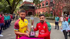 শতবর্ষী রেল ভবনের সামনে টি-টোয়েন্টি সিরিজের ট্রফি উন্মোচন