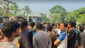 পাবনায় ট্রাকের ধাক্কায় স্কুলশিক্ষার্থীসহ নিহত ৩