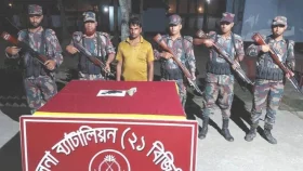 বেনাপোলে গোলাঘর থেকে পিস্তল উদ্ধার, যুবক আটক