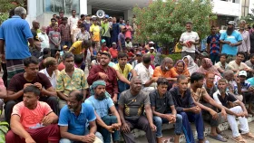 বেতন বৃদ্ধির দাবিতে রাজশাহী নগর ভবনের সামনে কর্মচারিদের অবস্থান
