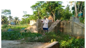 ৩২ লাখ টাকার সেতুতে উঠতে হয় বাঁশ-কাঠের মই বেয়ে