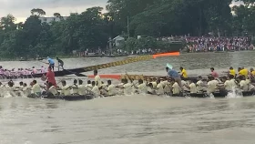 উজিরপুরের সন্ধ্যা নদীতে নৌকাবাইচ প্রতিযোগিতা