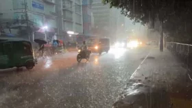 রাজধানীতে মুষলধারে বৃষ্টি, বিভিন্নস্থানে হাঁটু পানি