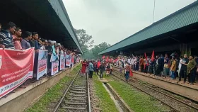 দাবি মানার আশ্বাসে মৌলভীবাজারের রেলপথ অবরোধ প্রত্যাহার