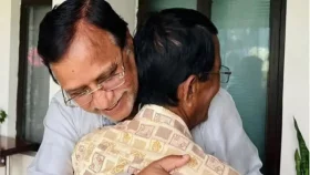 সেই সাংবাদিককে বুকে জড়িয়ে দুঃখপ্রকাশ করলেন বিএনপি নেতা সালাম