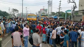 শ্রমিকের মৃত্যুর প্রতিবাদে নারায়ণগঞ্জে মহাসড়ক অবরোধ